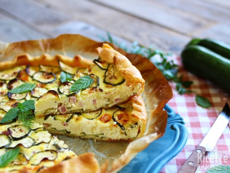 Torta salata di brisè con zucchine e bacon semplice