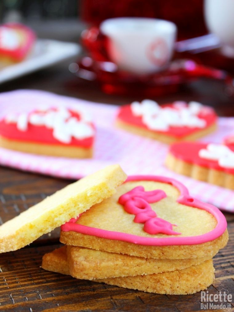 Biscotti di San Valentino a cuore decorati con pdz