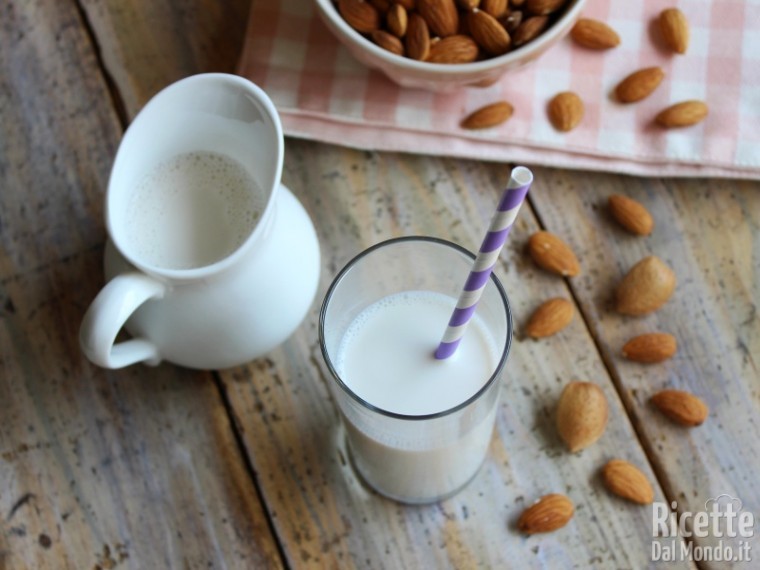 Come fare il latte di mandorla in casa