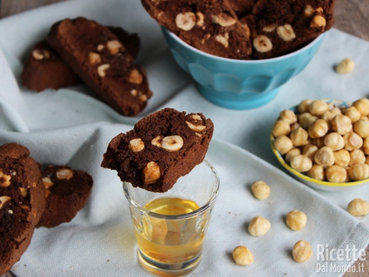 Cantucci al cioccolato e nocciole toscani