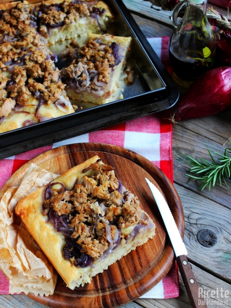 Focaccia con cipolle e tonno | RicetteDalMondo.it