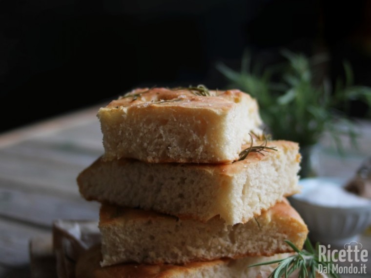 Focaccia: la ricetta del lievitato alto e sofficissimo