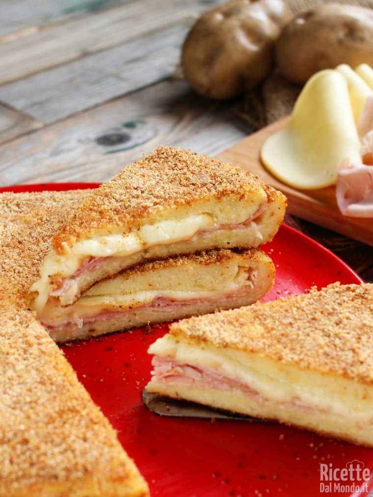 Focaccia di patate in padella, con prosciutto cotto e mozzarella