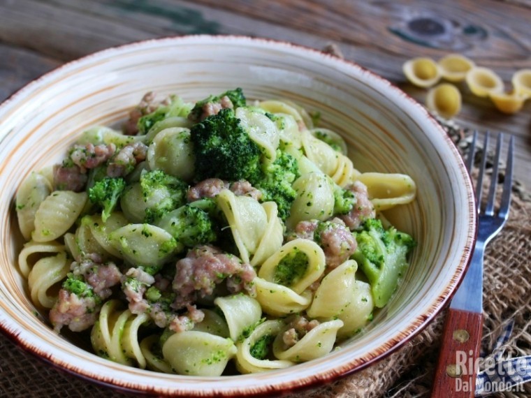 Orecchiette con broccoli e salsiccia | RicetteDalMondo