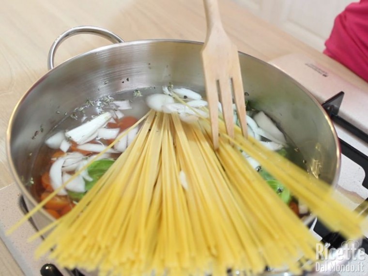 Tutto in pentola: pasta al pomodoro One pot