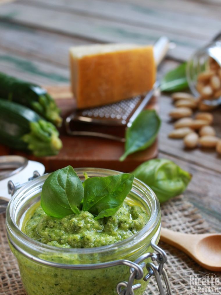 Pesto Di Zucchine Crude E Mandorle Ricettedalmondo It