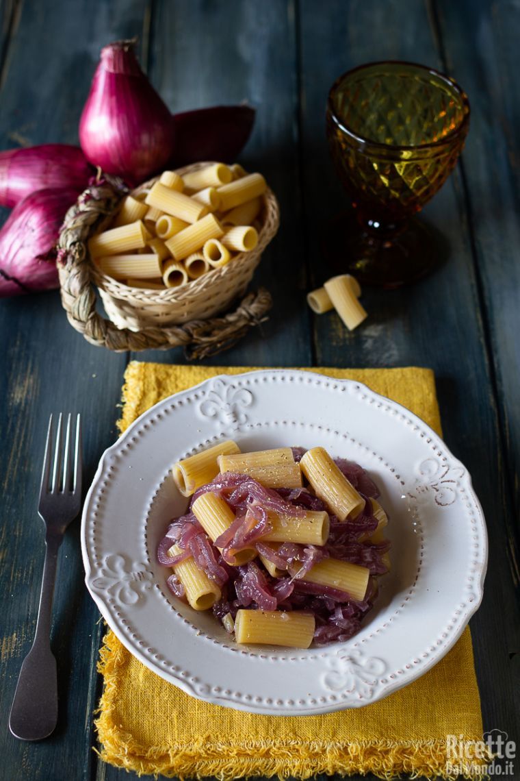 Pasta con le cipolle di Tropea caramellate | Marianna Pascarella