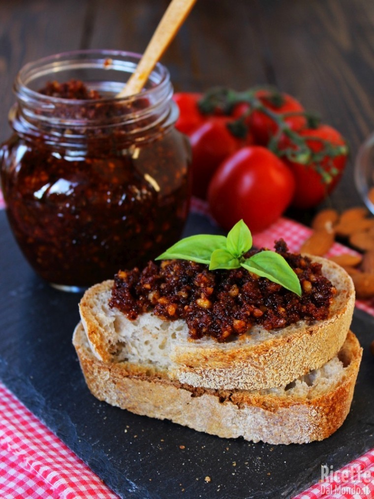 Pesto di pomodori secchi e mandorle | RicetteDalMondo.it