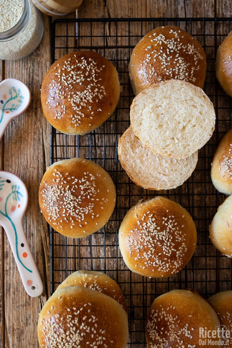 Panini per hamburger con lievito madre. La ricetta per farli soffici!