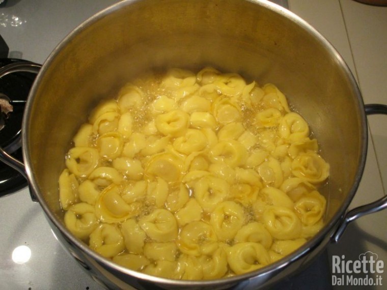 Tortellini In Brodo Vegetale Ricettedalmondo It