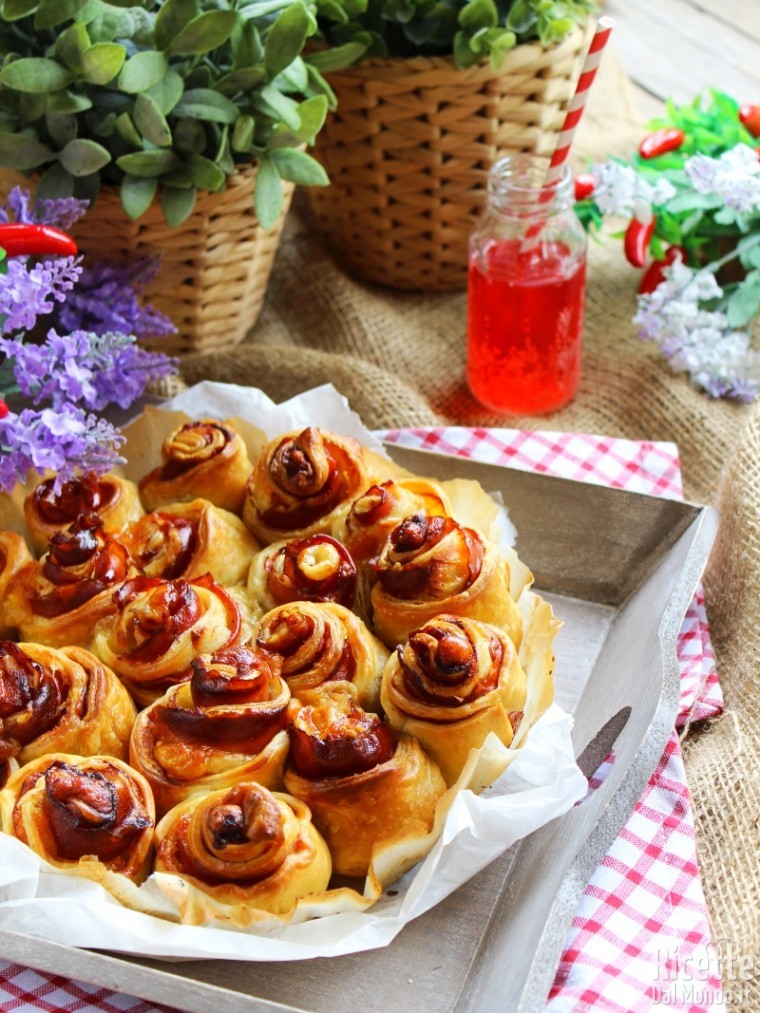 Torta di rose di sfoglia allo speck | RicetteDalMondo.it