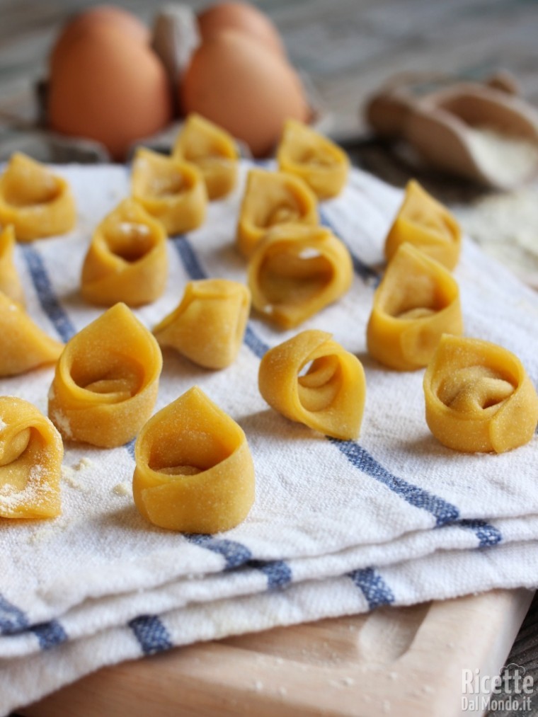 Tortellini bolognesi fatti in casa, ricetta classica delle massaie