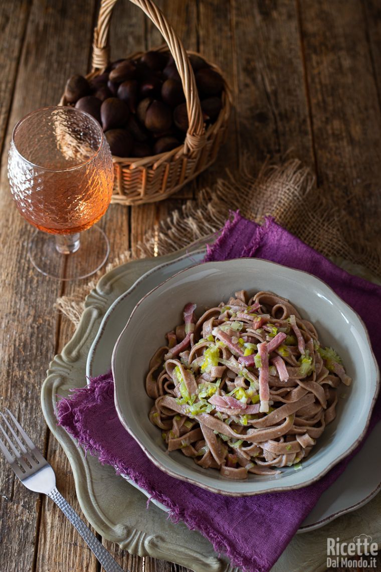 Come fare le tagliatelle di castagne con porri e speck