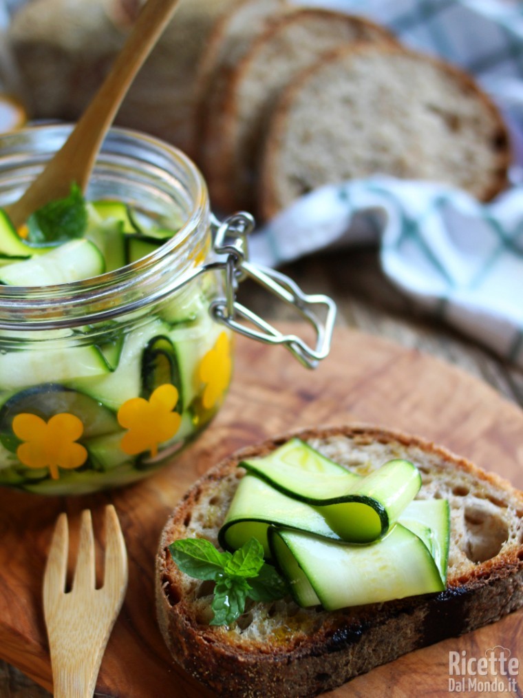 Come fare zucchine marinate: ricetta classica e senza cottura